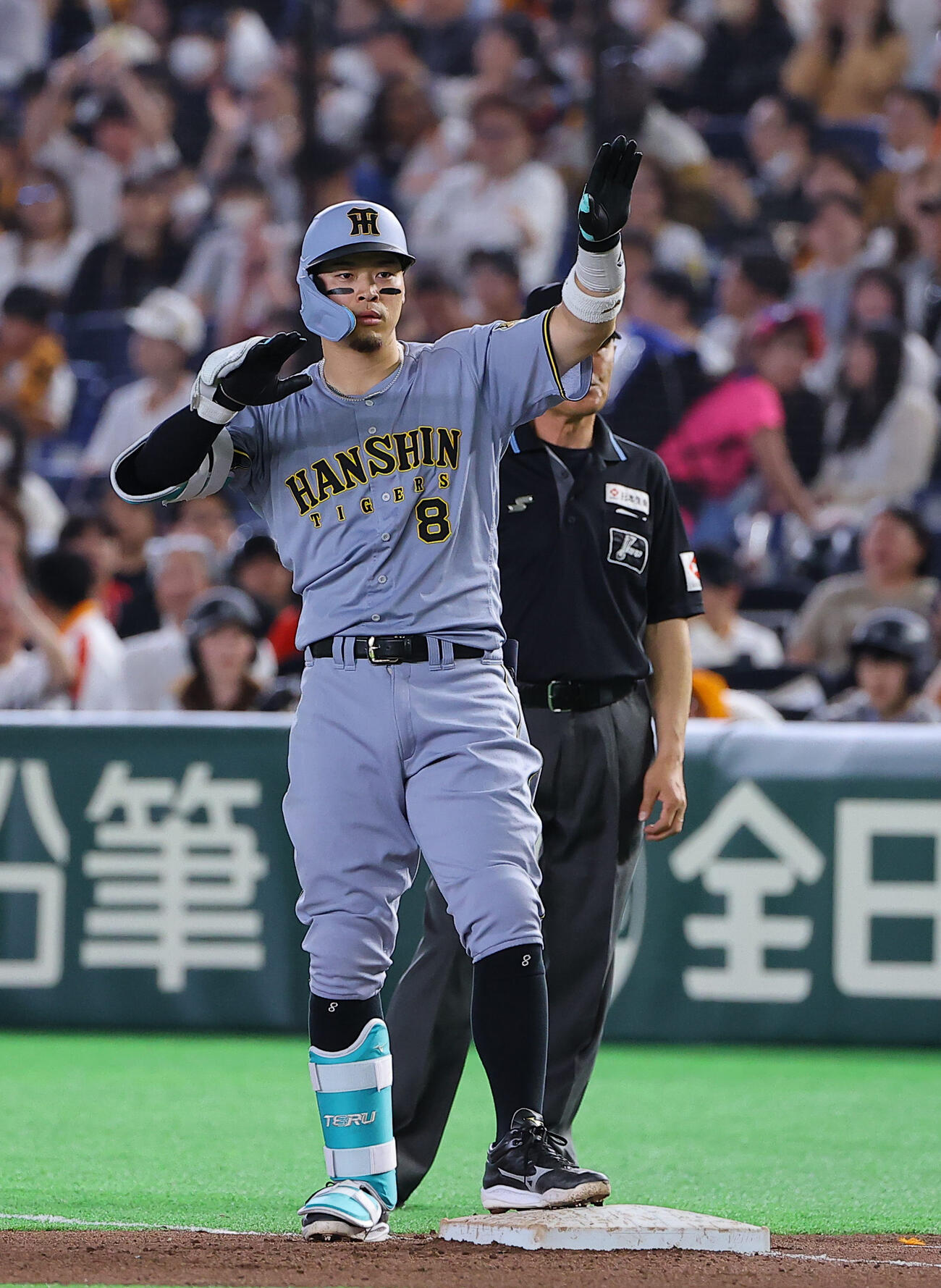 巨人対阪神　8回表阪神1死二塁、適時打を放った佐藤はポーズを決める（撮影・上田博志）