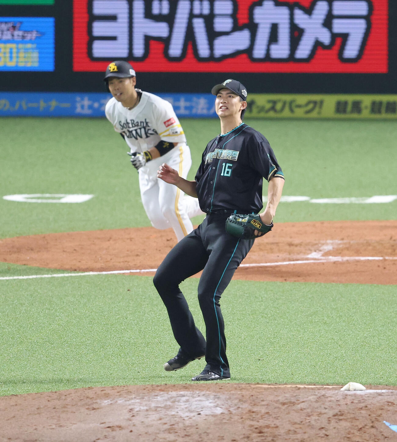 ソフトバンク対日本ハム　5回裏ソフトバンク2死満塁、近藤に逆転中越え適時二塁打を浴びた達（撮影・梅根麻紀）