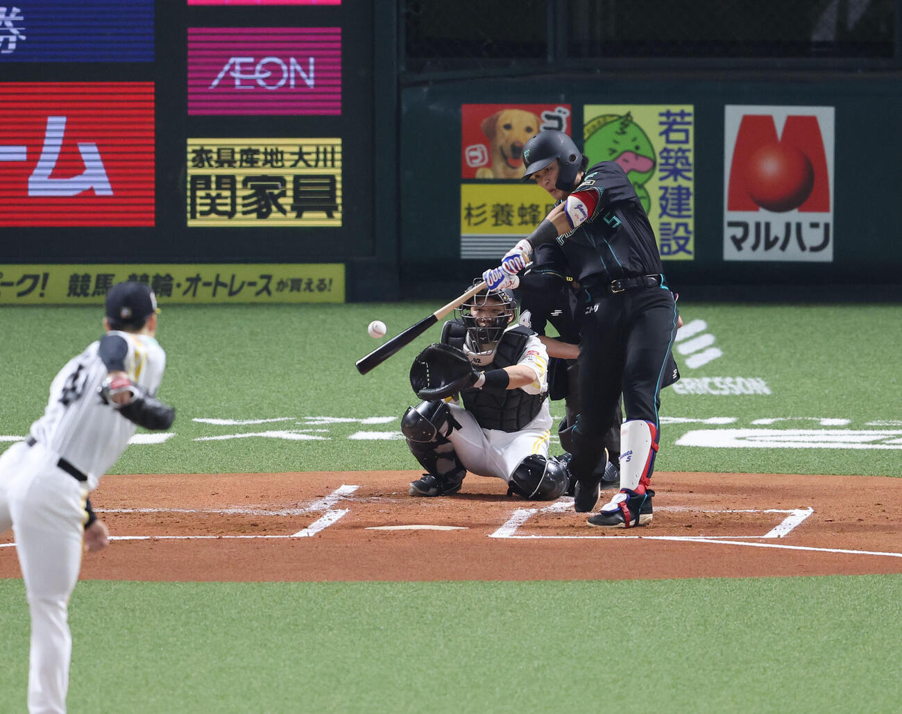 ソフトバンク対日本ハム　2回表日本ハム2死、野村は左越えに先制本塁打を放つ（撮影・梅根麻紀）