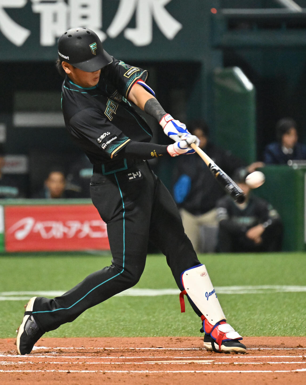 ソフトバンク対日本ハム　2回表日本ハム2死、野村は先制本塁打を放つ（撮影・林敢治）