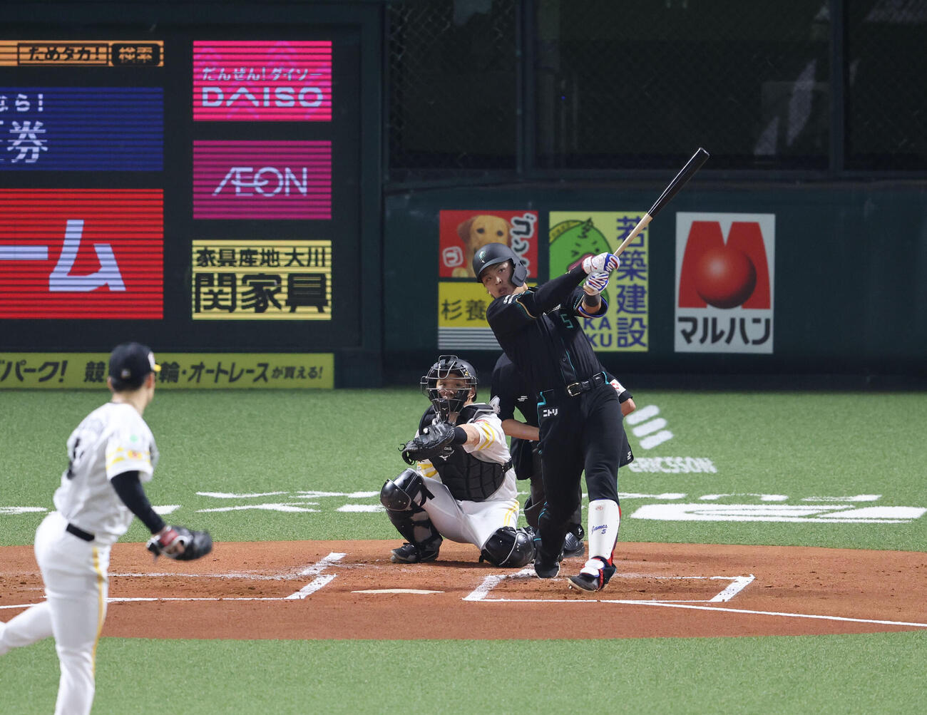 ソフトバンク対日本ハム　2回表日本ハム2死、野村は左越えに先制本塁打を放つ（撮影・梅根麻紀）