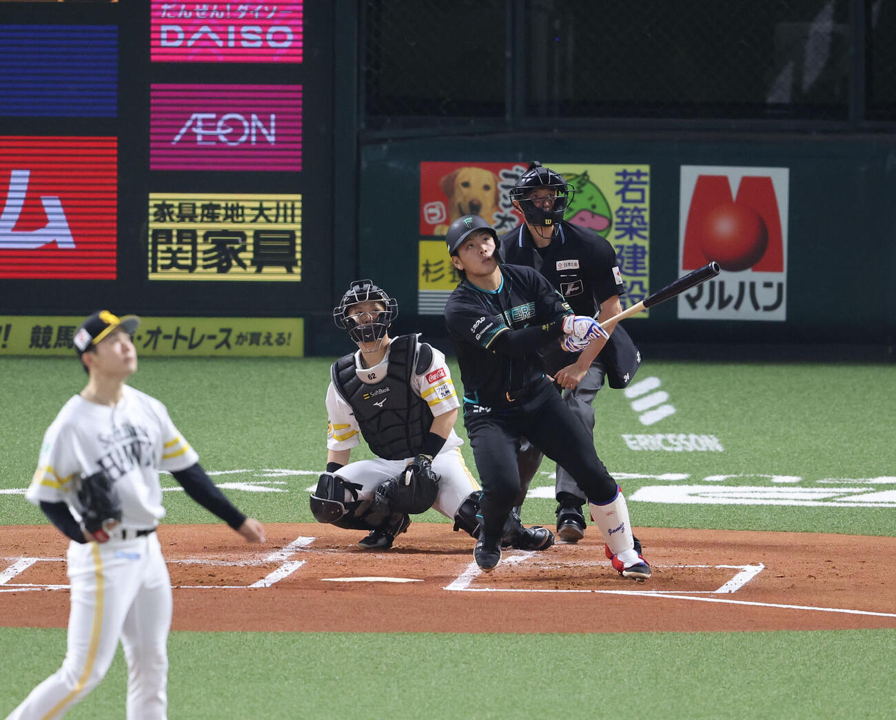 ソフトバンク対日本ハム　2回表日本ハム2死、野村は左越えに先制本塁打を放つ（撮影・梅根麻紀）