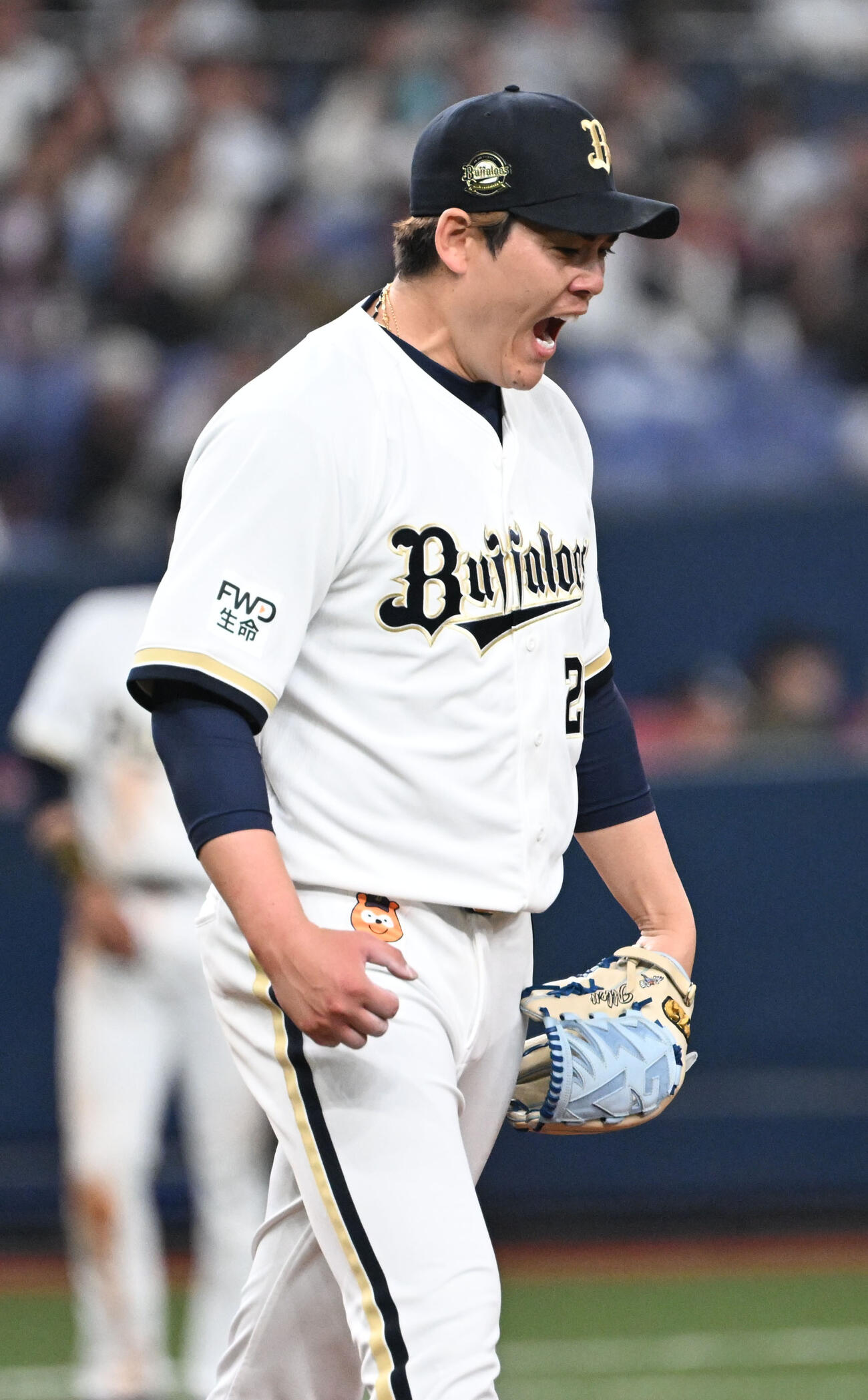 オリックス対楽天　7回表楽天1死一塁、カーソン・マッカスカーから三振を奪い雄たけびをあげる九里（撮影・和賀正仁）
