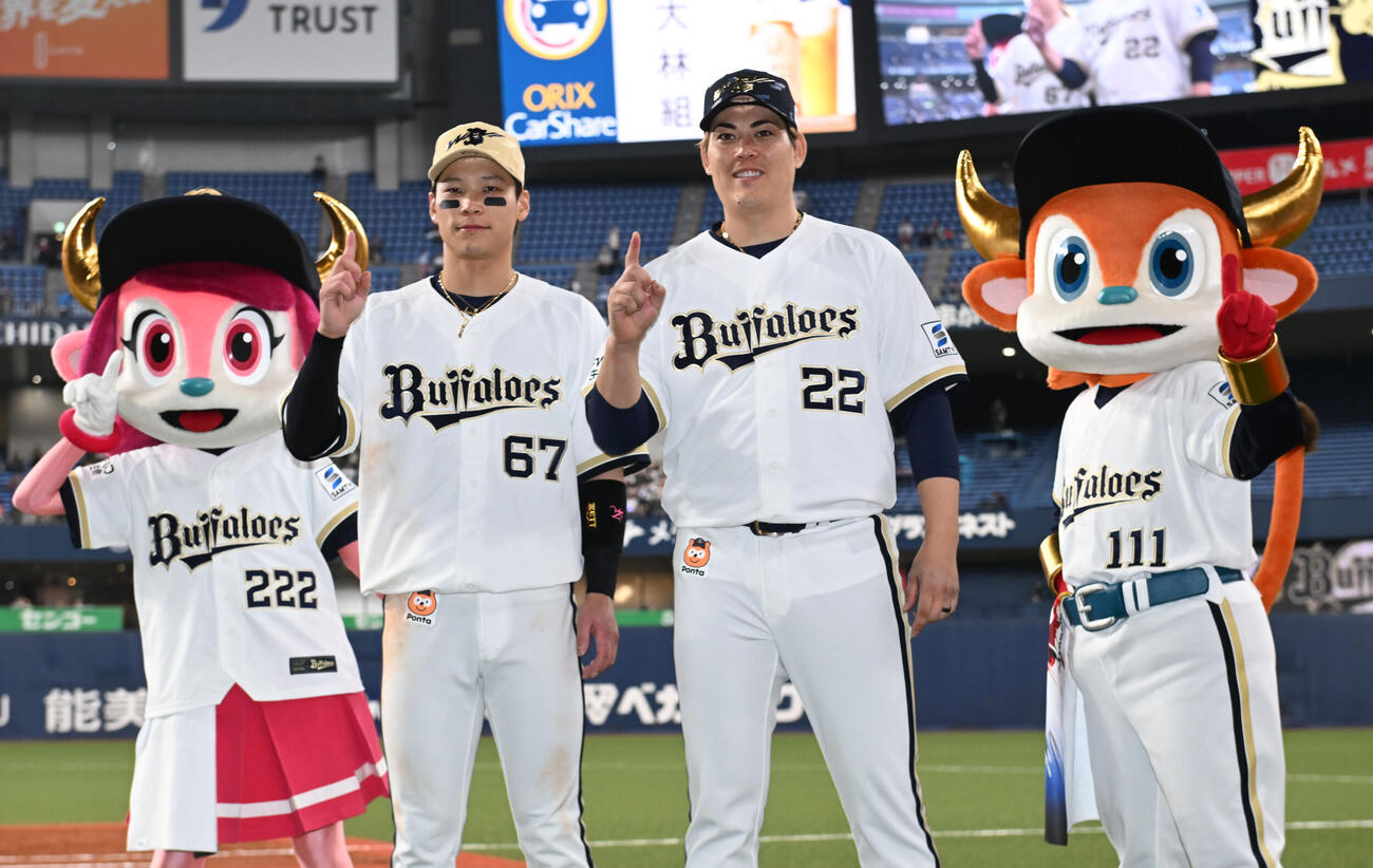 オリックス対楽天　投打のヒーロー中川（左）と九里はポーズを決める（撮影・和賀正仁）