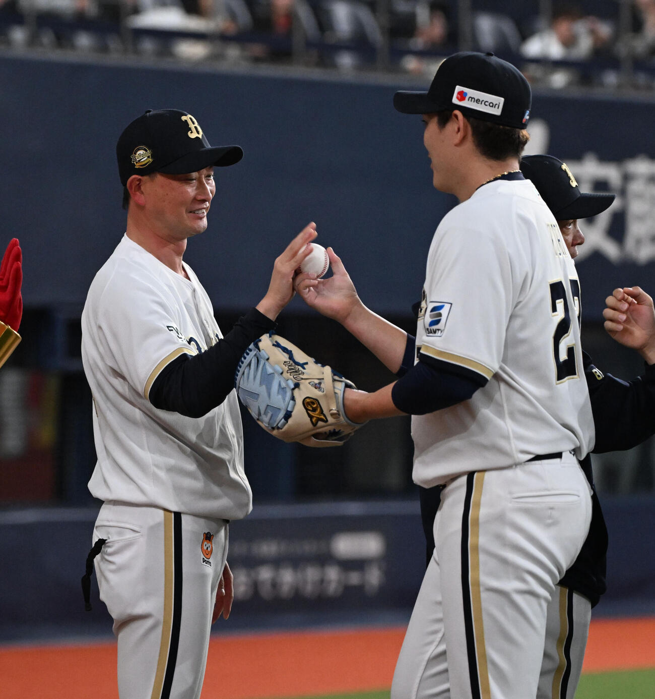 オリックス対楽天　楽天を完封した九里（右）からウイニングボールを受け取るオリックス岸田監督（撮影・和賀正仁）