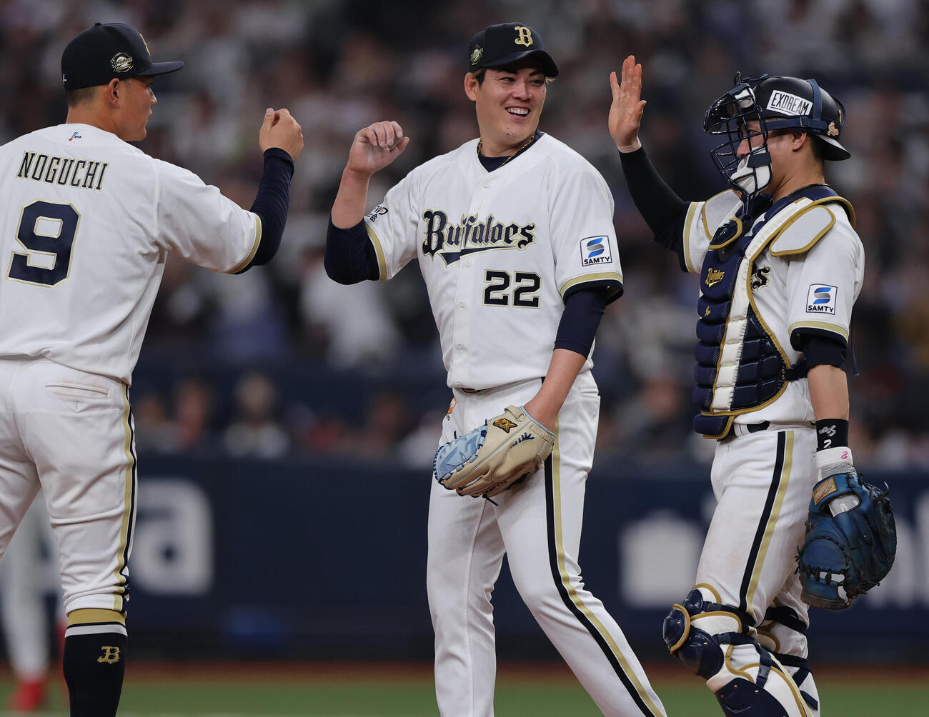 オリックス対楽天　楽天打線を4安打完封し笑顔を見せるオリックス九里（中央）（撮影・上山淳一）
