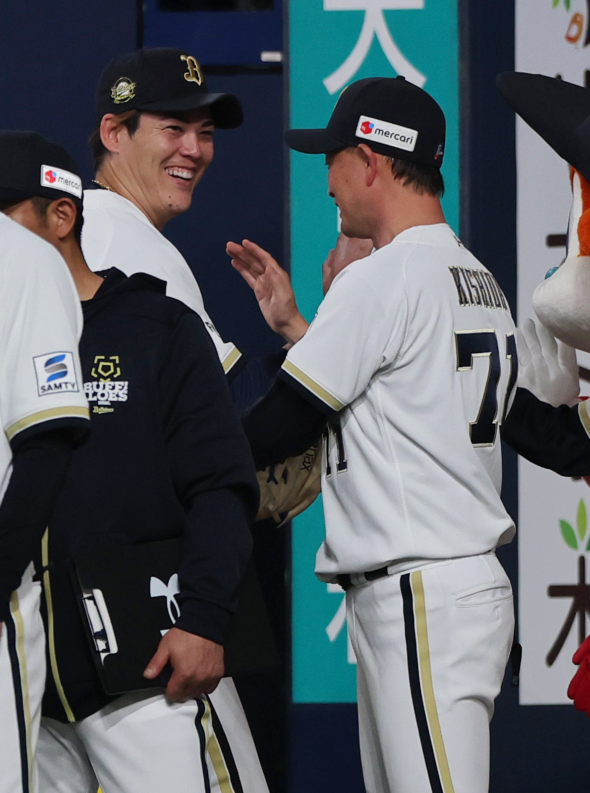 オリックス対楽天　楽天を完封したオリックス九里（左）はウイニングボールを岸田監督に渡すも返される（撮影・上山淳一）