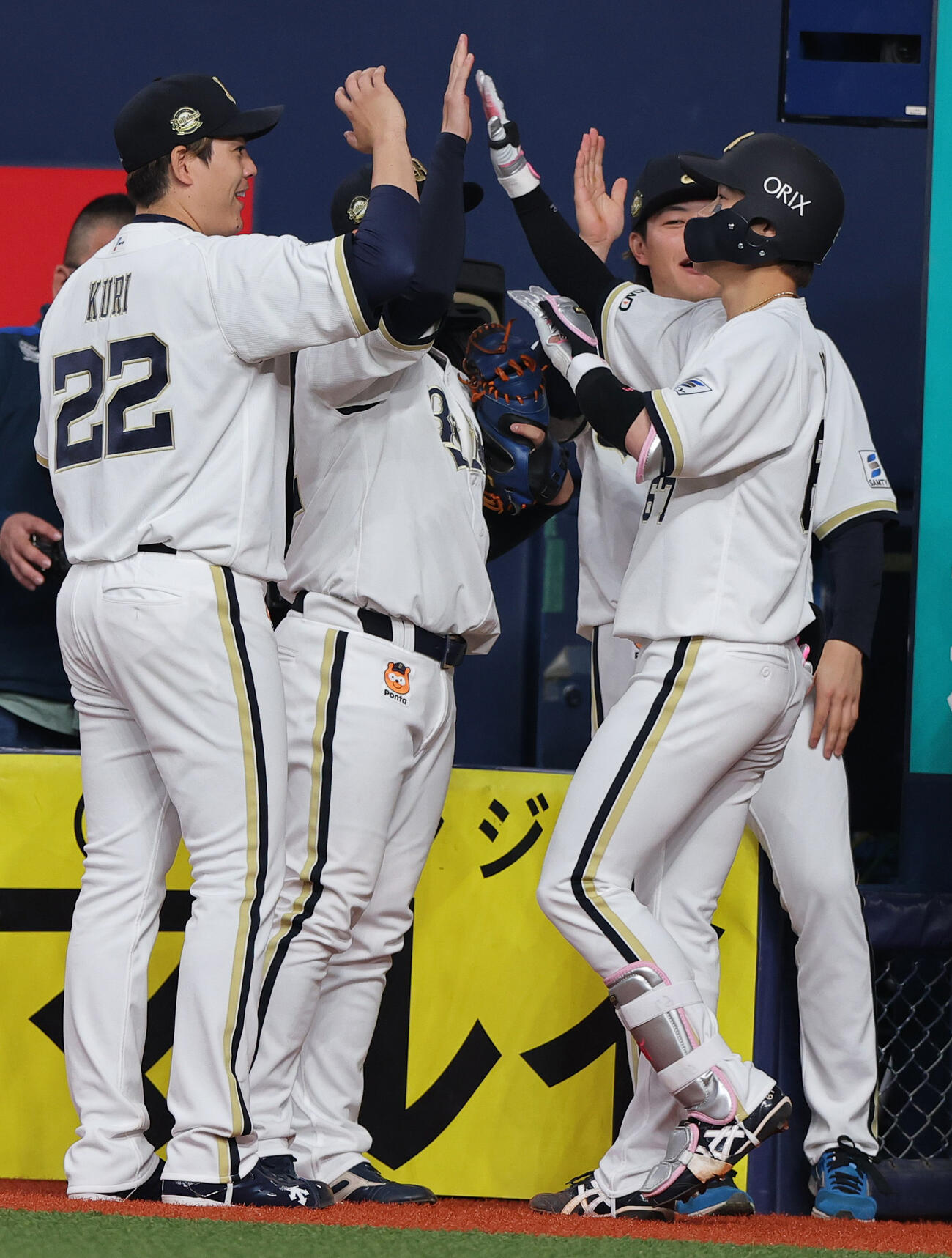 オリックス対楽天　3回裏オリックス2死二塁、九里（左）は左越え2点本塁打を放った中川を出迎える（撮影・上山淳一）