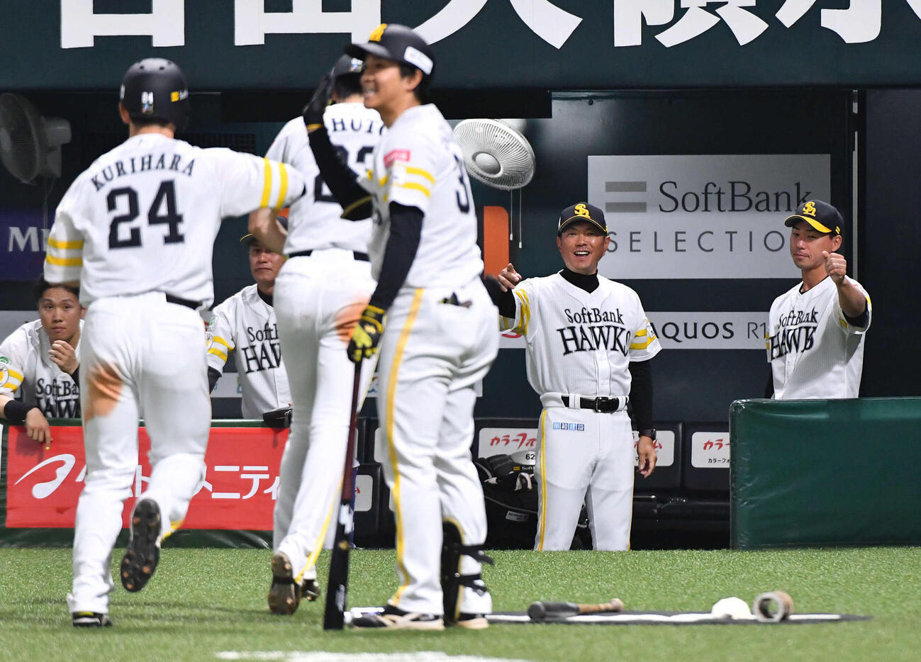 ソフトバンク対日本ハム　5回裏ソフトバンク2死満塁、近藤が逆転の3点適時二塁打を放ち、生還した栗原（手前左端）、周東（同2人目）を迎える小久保監督（右から2人目）と長谷川コーチ（撮影・岩下翔太）