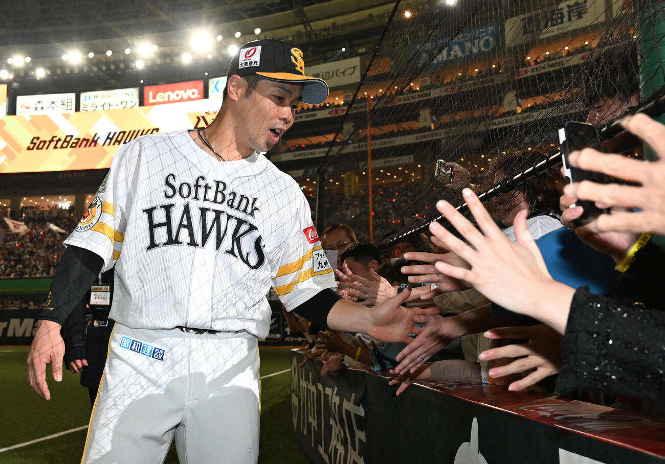 ソフトバンク対日本ハム　ファンとタッチを交わす近藤（撮影・林敢治）