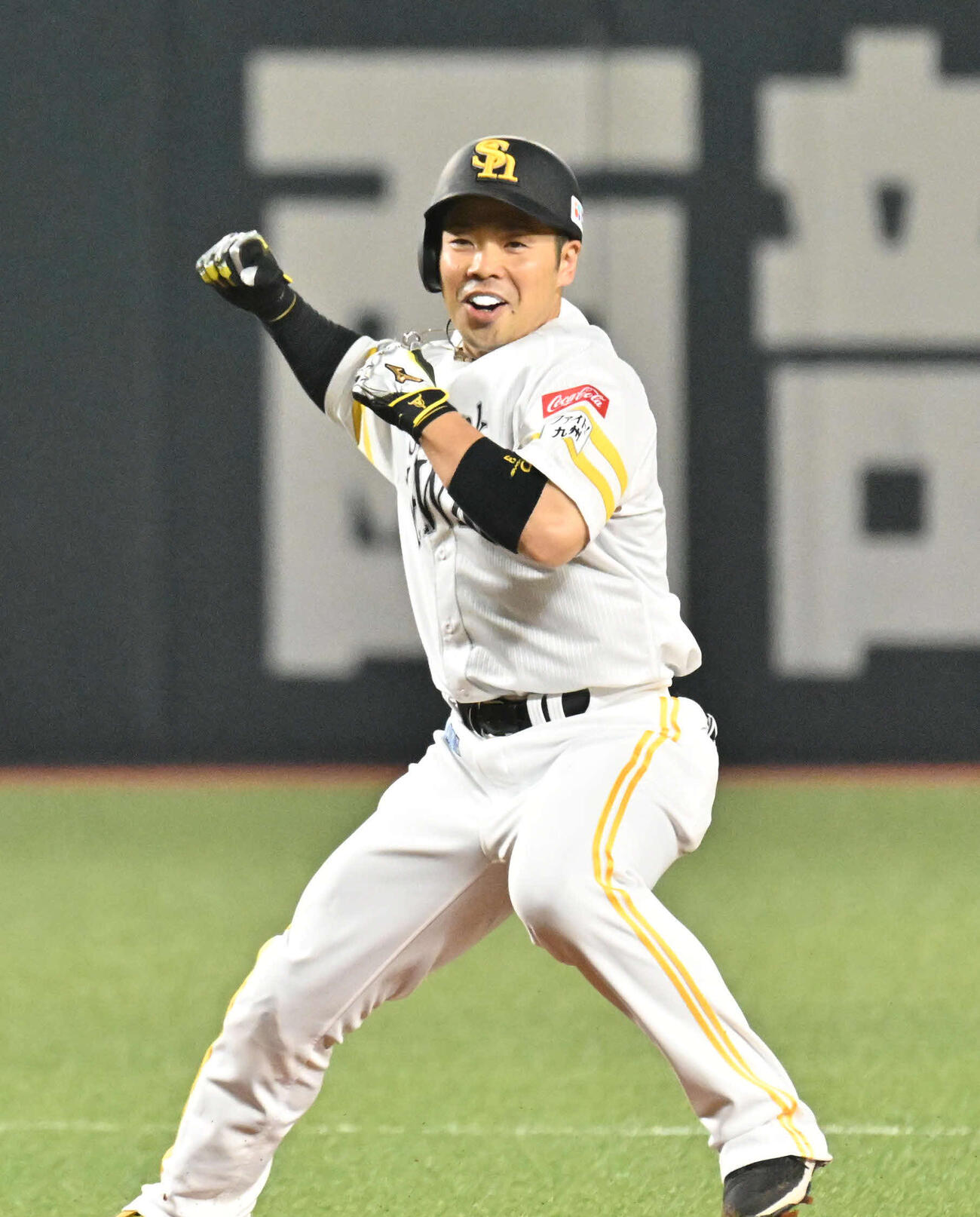 ソフトバンク対日本ハム　5回裏ソフトバンク2死満塁、近藤は逆転3点適時打を放つ（撮影・林敢治）