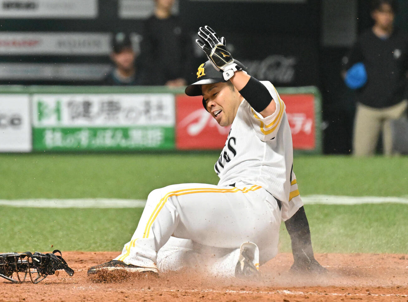 ソフトバンク対日本ハム　5回裏ソフトバンク2死二塁、柳町の適時打で生還する近藤（撮影・林敢治）