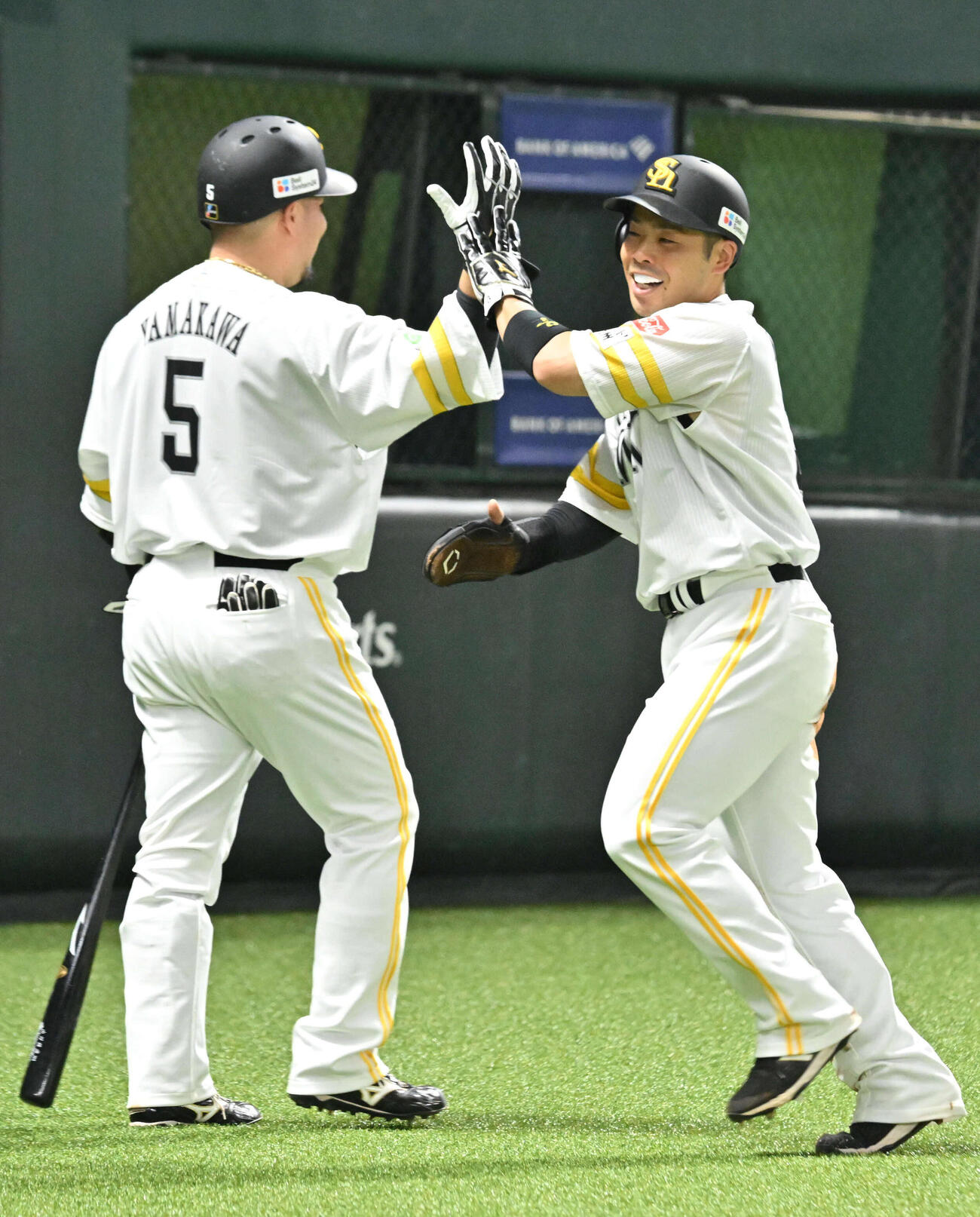 ソフトバンク対日本ハム　5回裏ソフトバンク2死二塁、生還した近藤（右）は山川とタッチを交わす（撮影・林敢治）