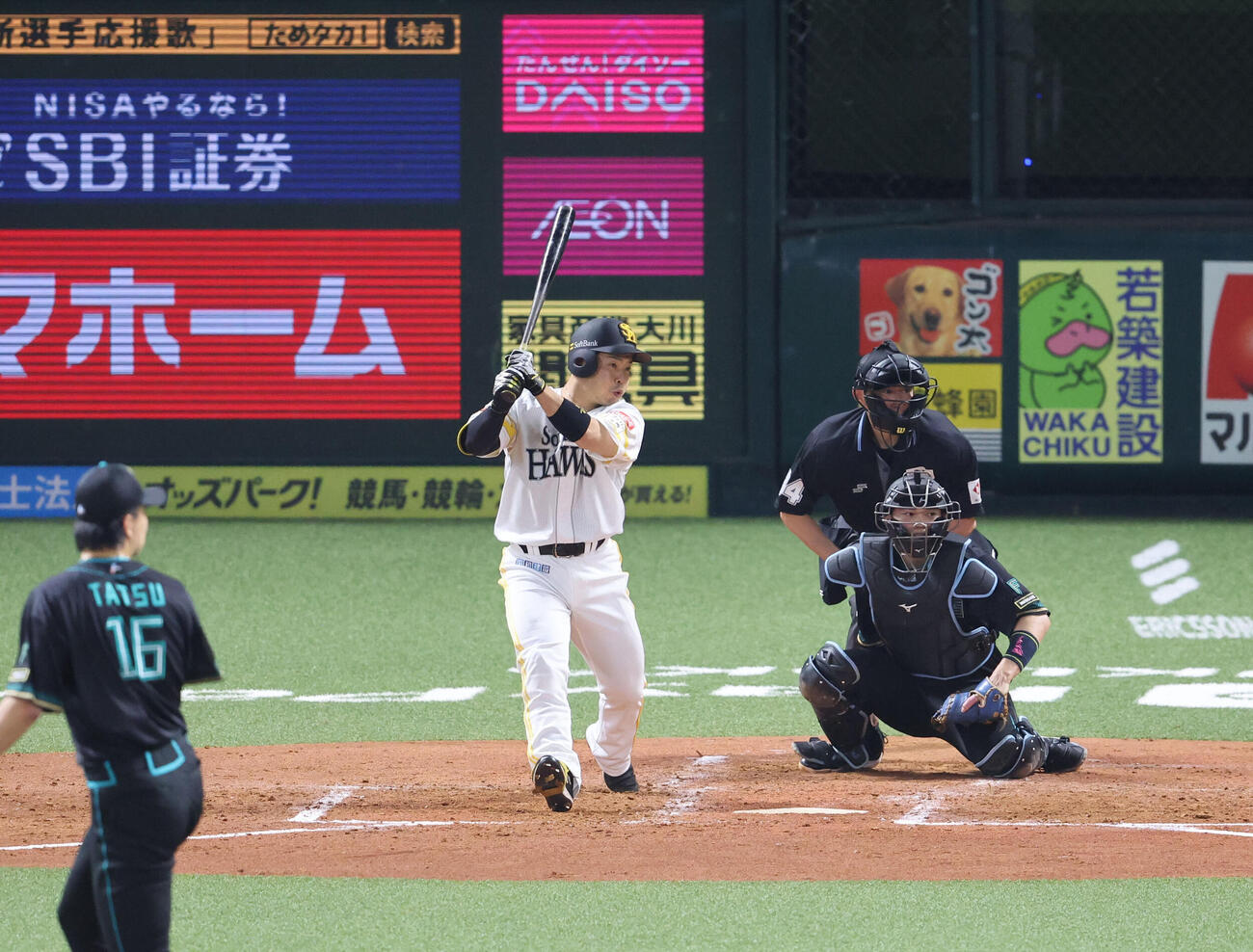 ソフトバンク対日本ハム　4回裏ソフトバンク1死、近藤は左越え二塁打を放つ（撮影・梅根麻紀）