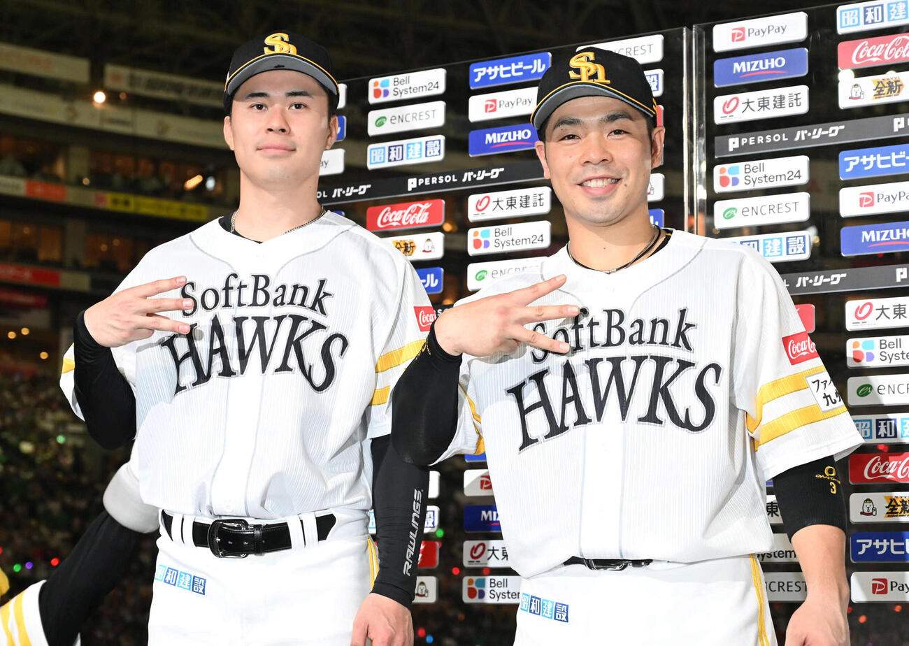 ソフトバンク対日本ハム　笑顔で撮影に応じる松本晴（左）と近藤（撮影・林敢治）