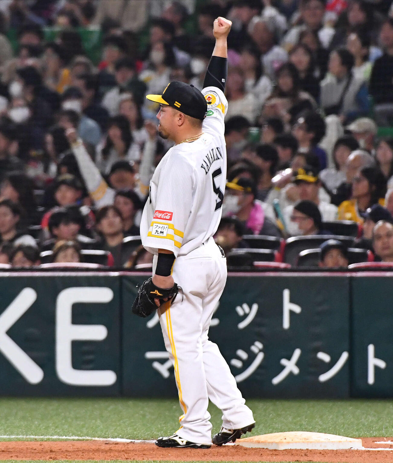 ソフトバンク対日本ハム　8回裏終了後、本塁打を放った山川は一塁の守備につき、ファンからの声援にガッツポーズで応える（撮影・岩下翔太）
