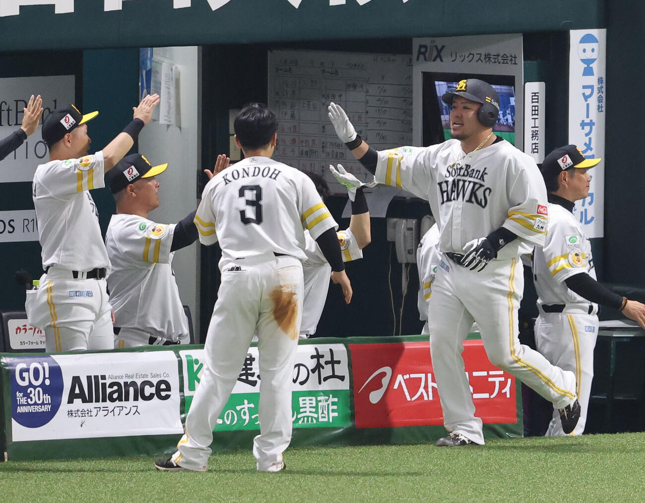 ソフトバンク対日本ハム　8回裏ソフトバンク無死、山川は左中間に本塁打を放ちベンチのナインとハイタッチ（撮影・梅根麻紀）