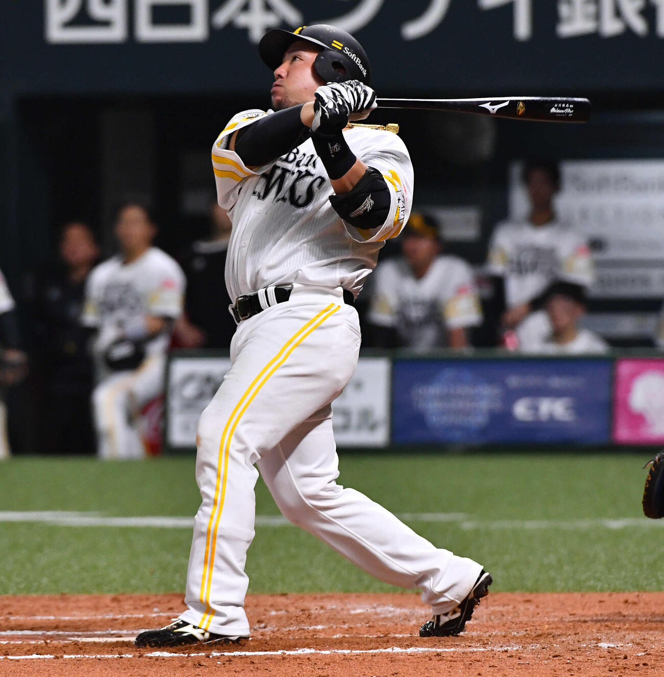 ソフトバンク対日本ハム　8回裏ソフトバンク無死、山川は左中間へ本塁打を放つ（撮影・岩下翔太）