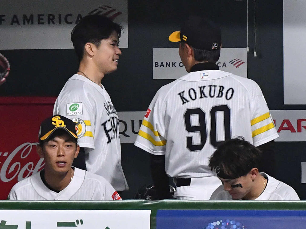 ソフトバンク対日本ハム　6回表終了後、ベンチで小久保監督（右）と笑顔で話す松本晴（撮影・岩下翔太）