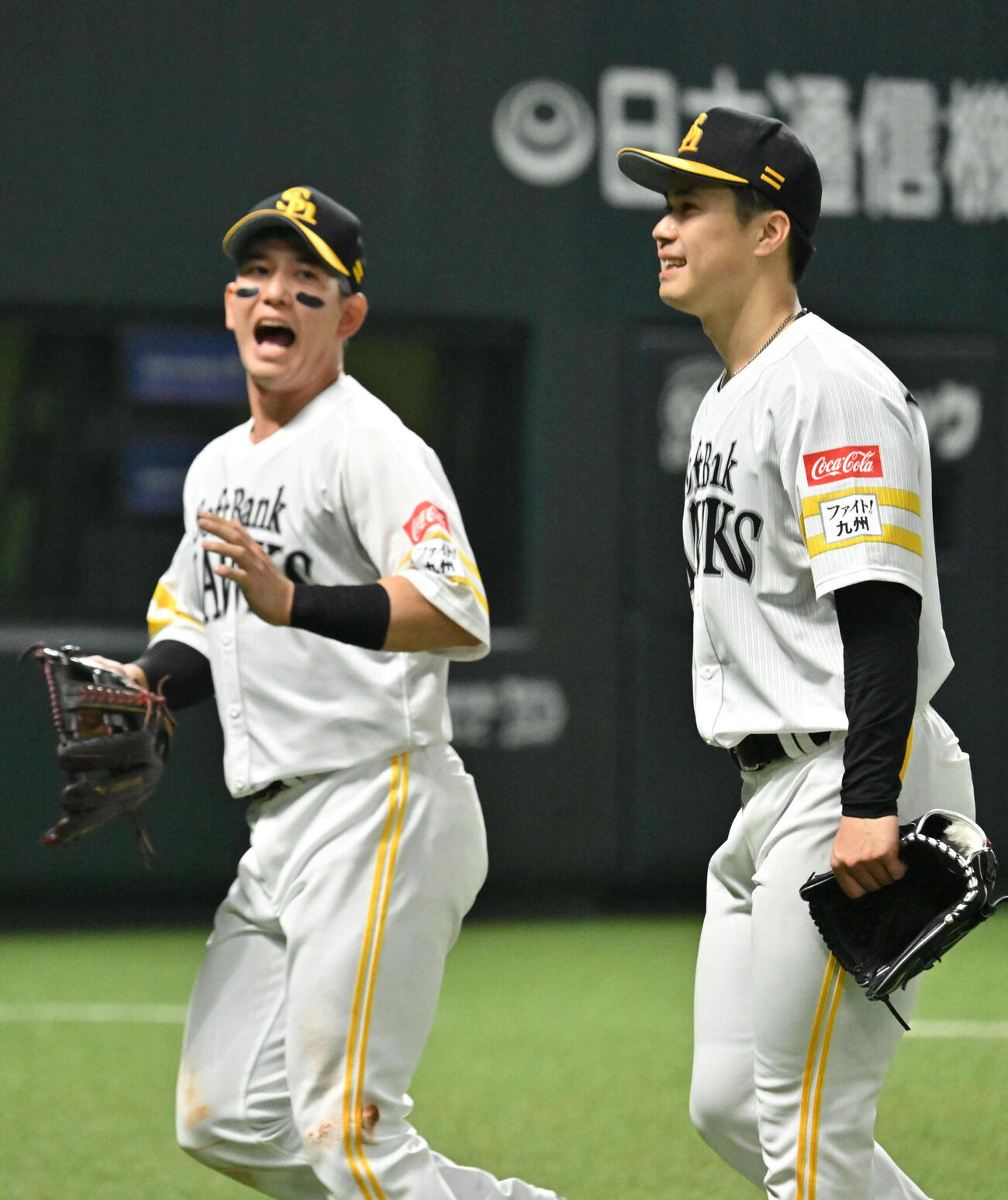 ソフトバンク対日本ハム　5回表終了後、笑顔でベンチに引きあげる松本晴（右）と栗原（撮影・林敢治）