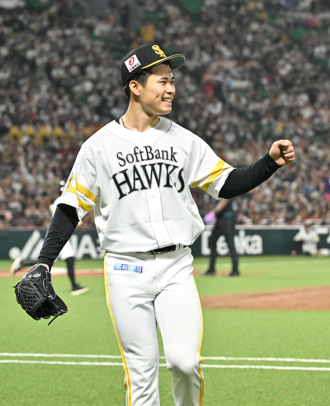 ソフトバンク対日本ハム　3回表終了後、笑顔でベンチに引き上げる松本晴（撮影・林敢治）