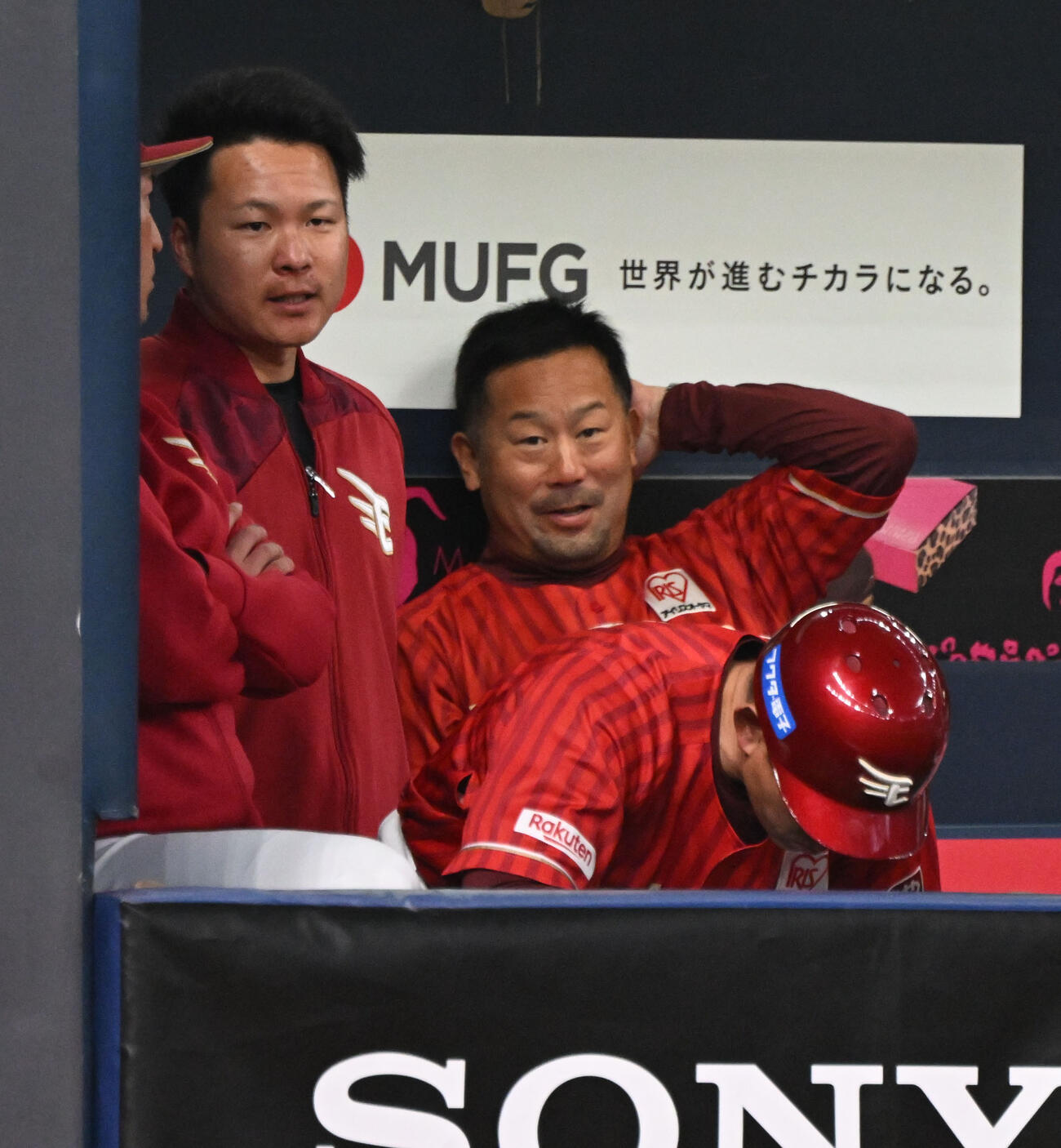 オリックス対楽天　6回、ベンチから戦況をみる楽天三木監督（左奥）（撮影・和賀正仁）
