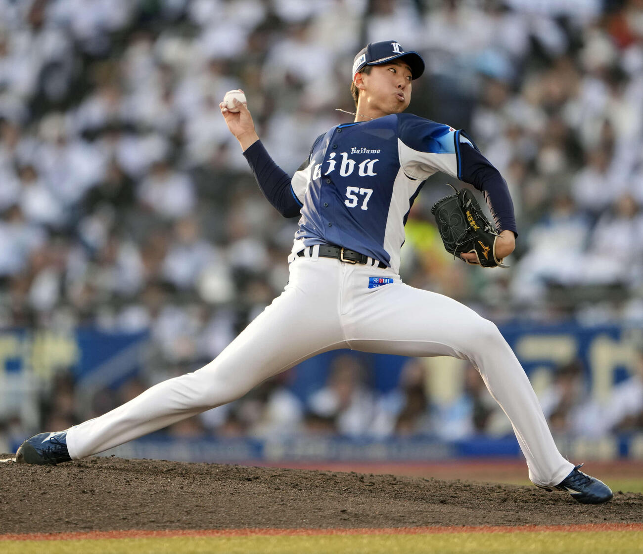 ロッテ対西武　7回裏から登板する4番手の西武黒田（撮影・小島史椰）