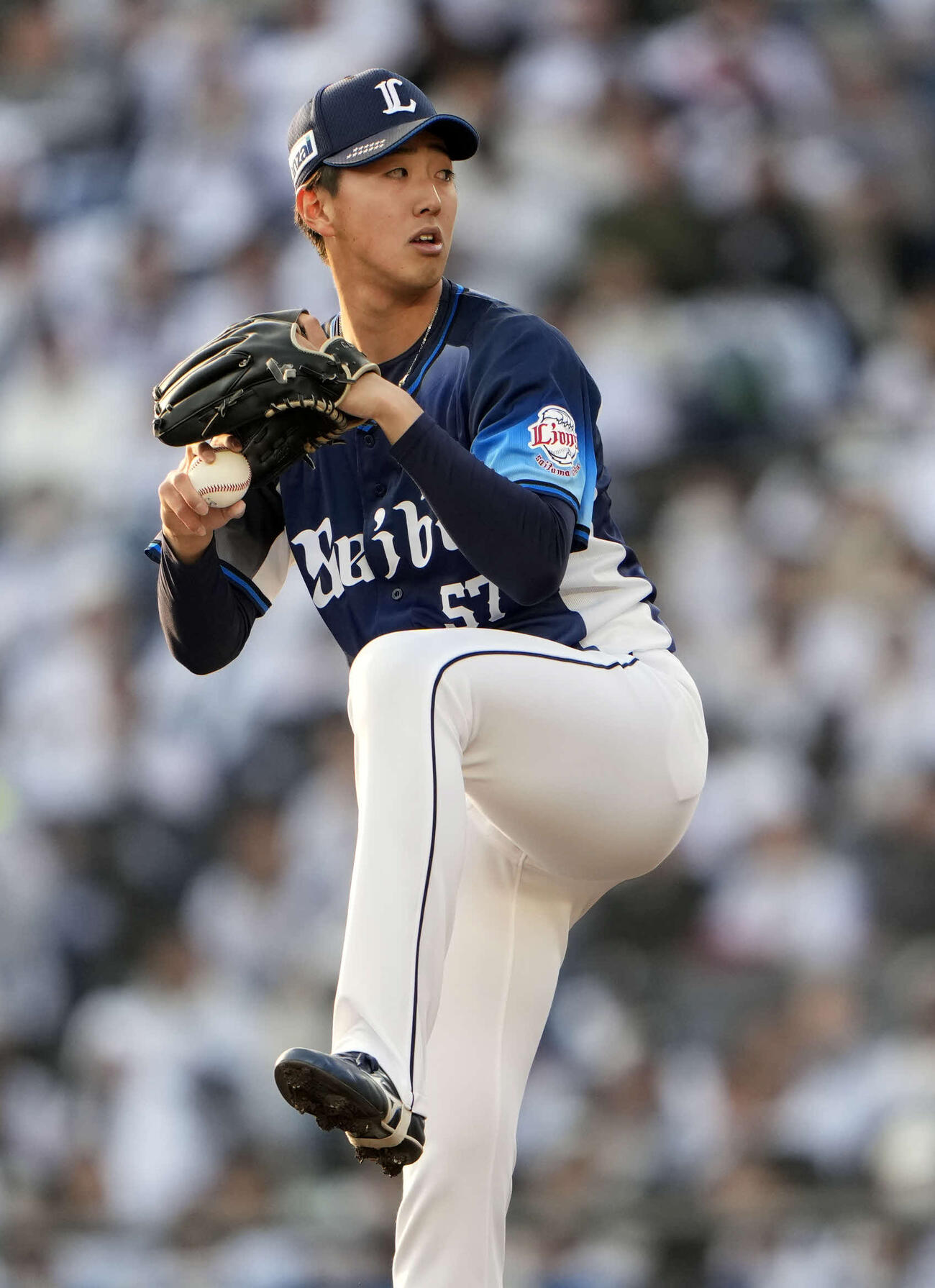 ロッテ対西武　7回裏から登板する4番手の西武黒田（撮影・小島史椰）