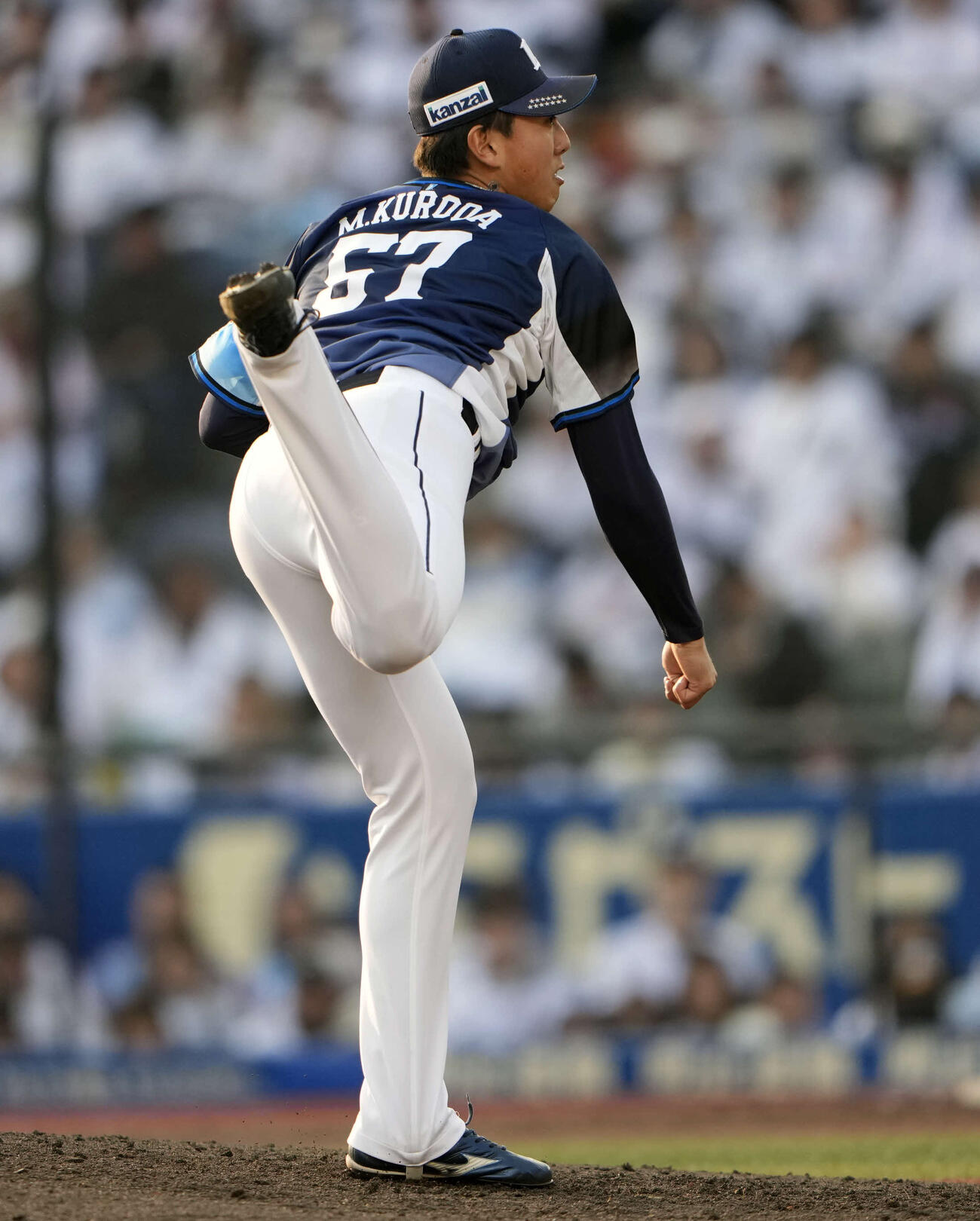 ロッテ対西武　7回裏から登板する4番手の西武黒田（撮影・小島史椰）