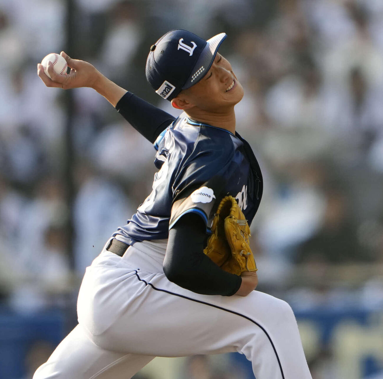 ロッテ対西武　6回裏2番手で登板する冨士（撮影・小島史椰）