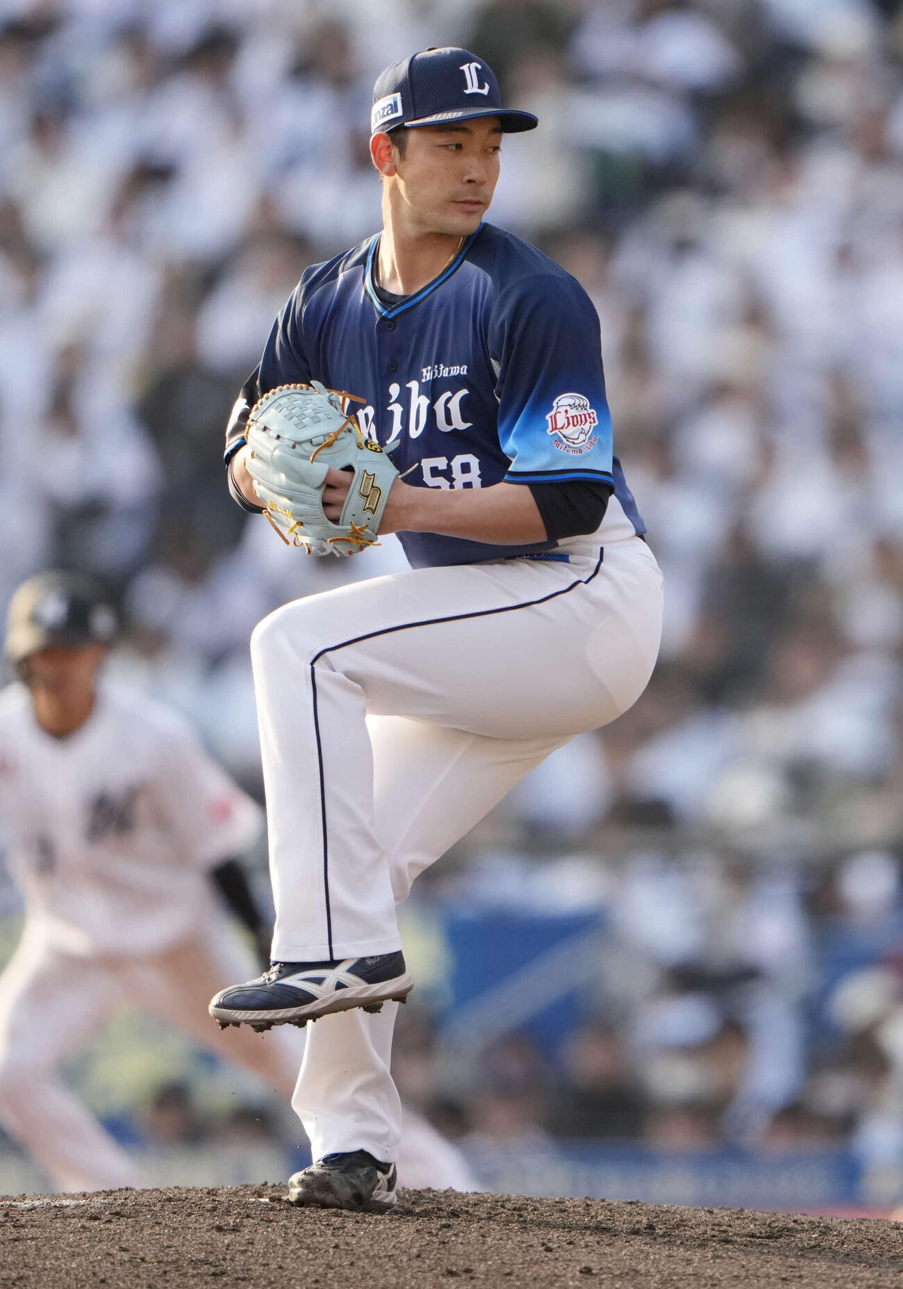 ロッテ対西武　6回裏途中から登板し力投する3番手の西武中村祐（撮影・小島史椰）
