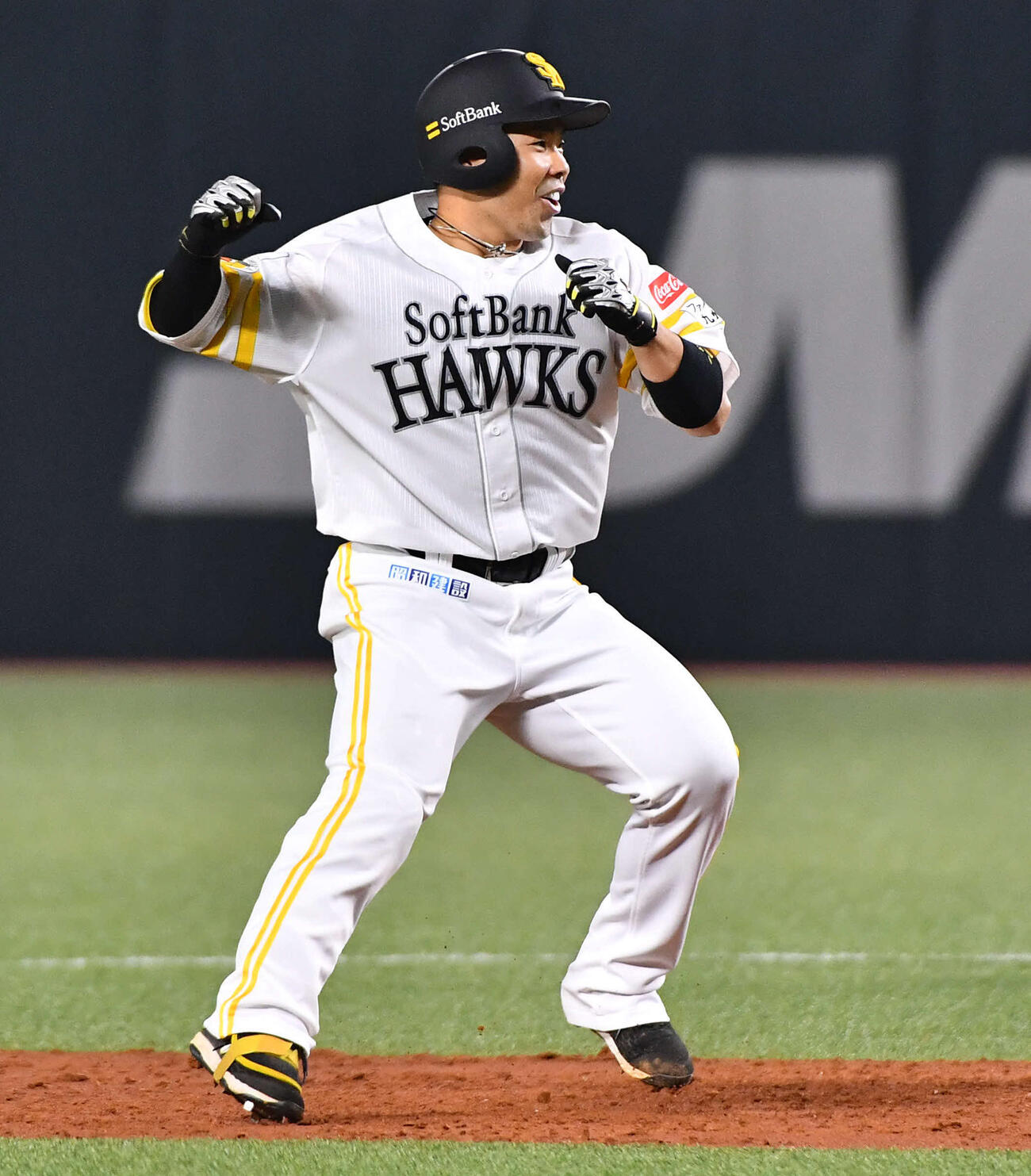 ソフトバンク対日本ハム　5回裏ソフトバンク2死満塁、中越えに逆転の3点適時二塁打を放ち、ガッツポーズする近藤（撮影・岩下翔太）