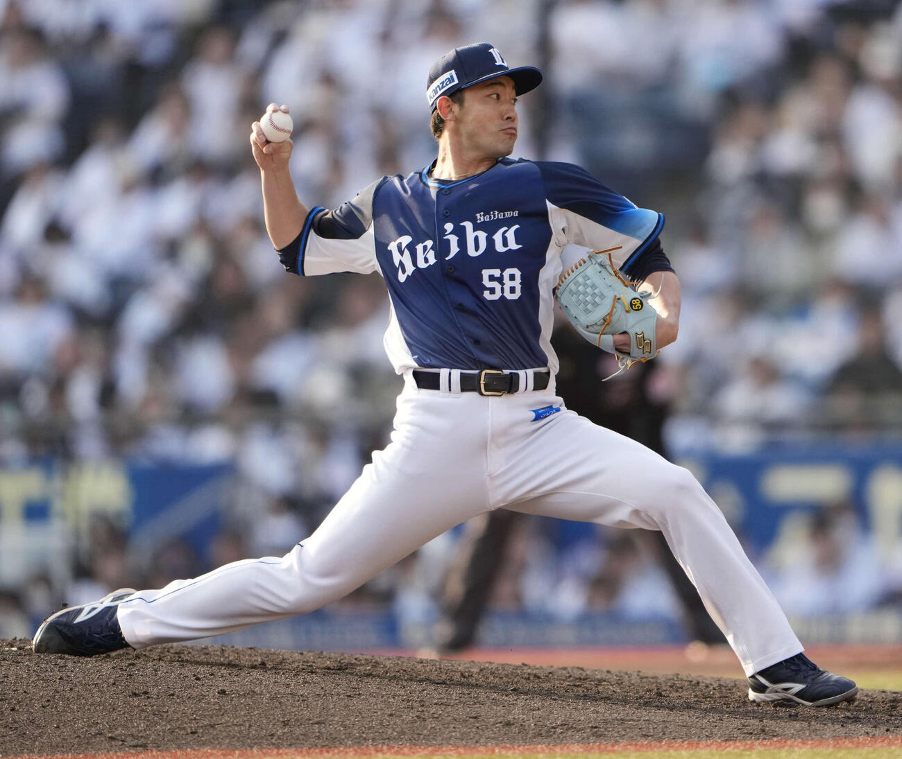 ロッテ対西武　6回裏途中から登板し力投する3番手の西武中村祐（撮影・小島史椰）