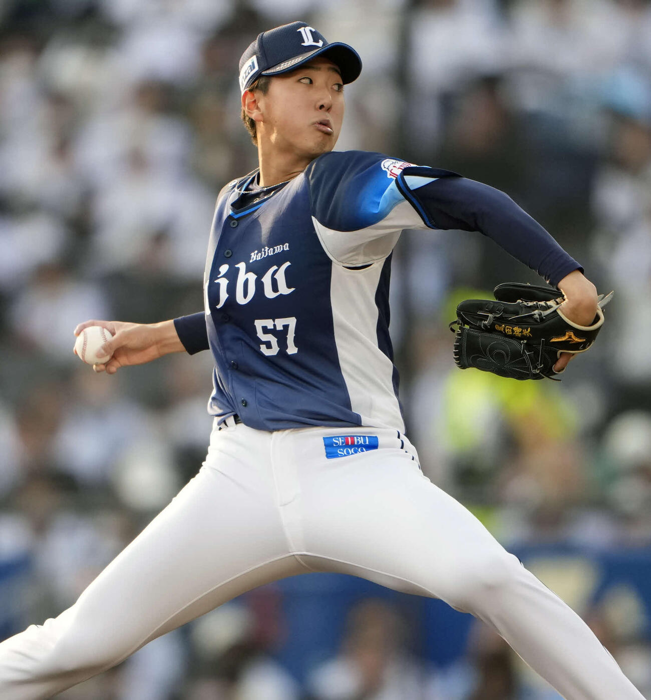 ロッテ対西武　7回裏から登板する3番手の西武黒田（撮影・小島史椰）
