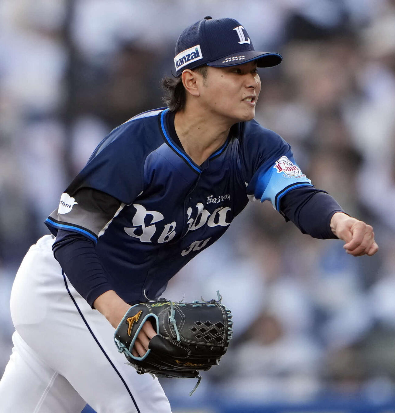 ロッテ対西武　8回裏から登板する4番手の西武浜屋（撮影・小島史椰）