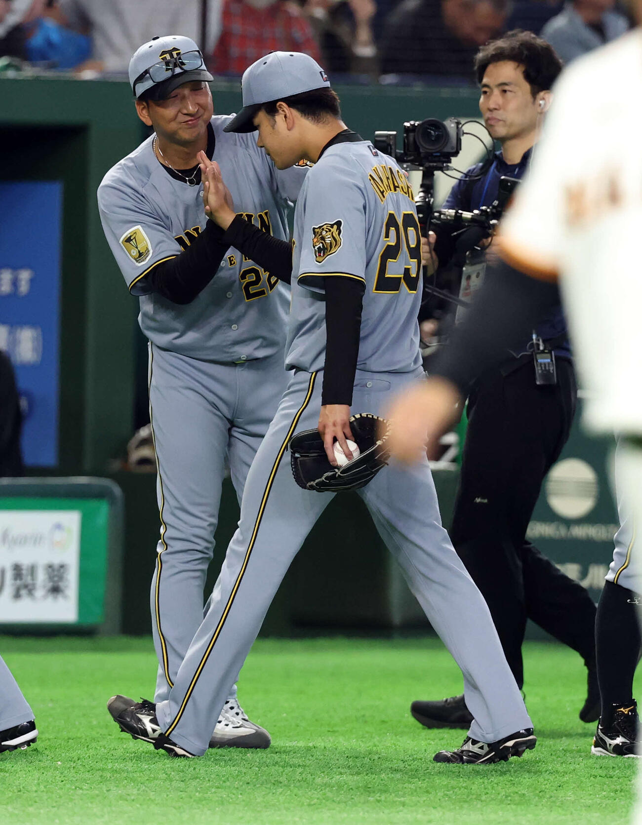 巨人対阪神　完封勝利の阪神高橋（右）を笑顔で迎える藤川監督（撮影・浅見桂子）