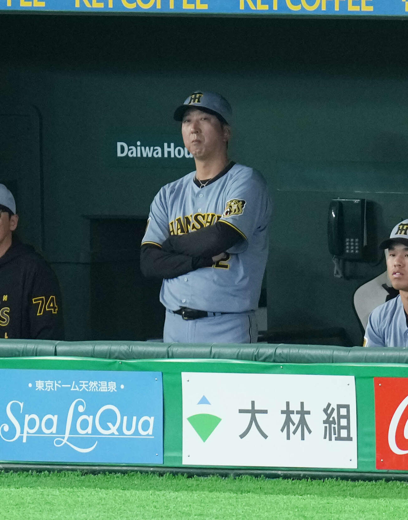 巨人対阪神　戦況を見守る阪神藤川監督（撮影・増田悦実）