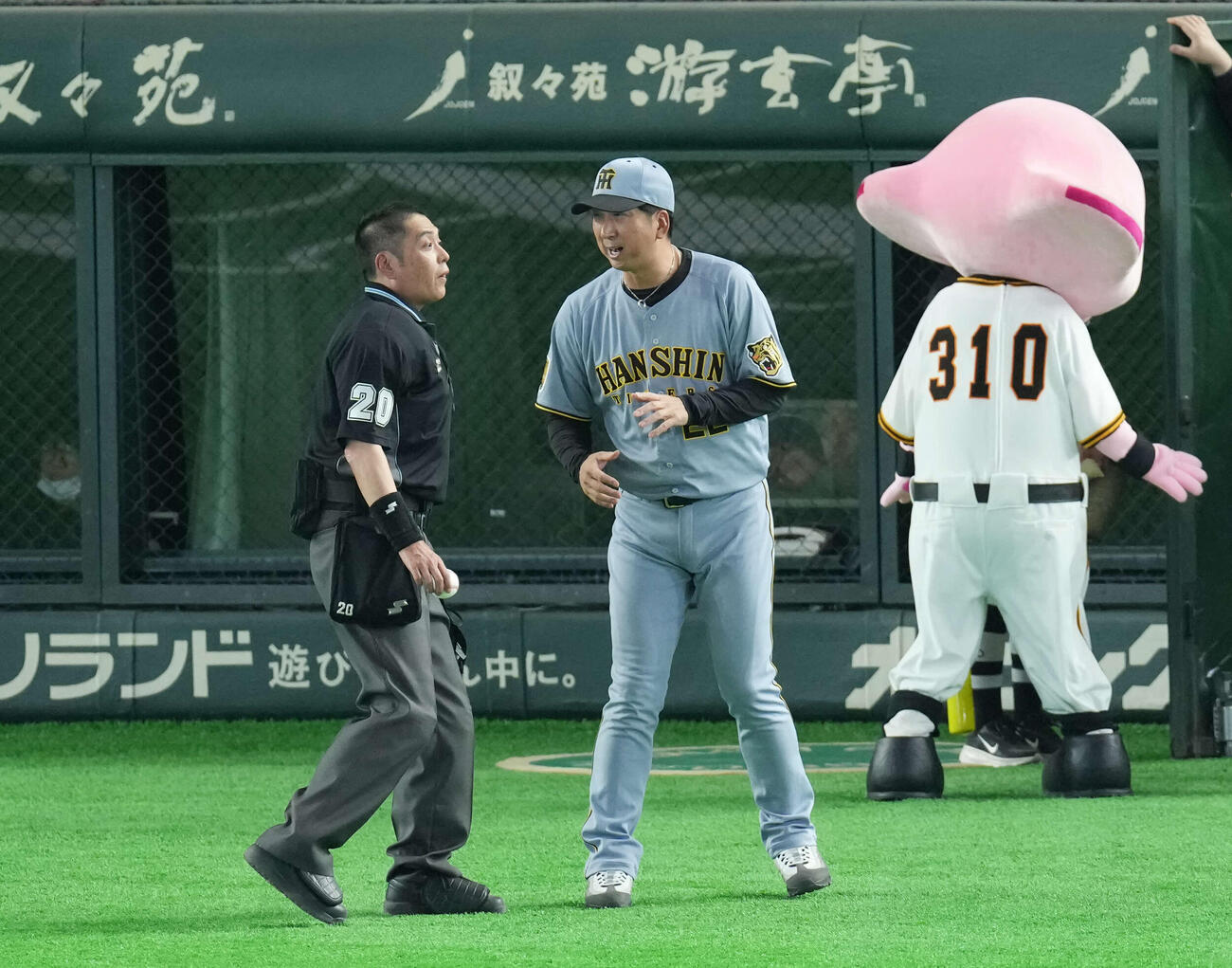 巨人対阪神　交代を告げる阪神藤川監督（撮影・増田悦実）