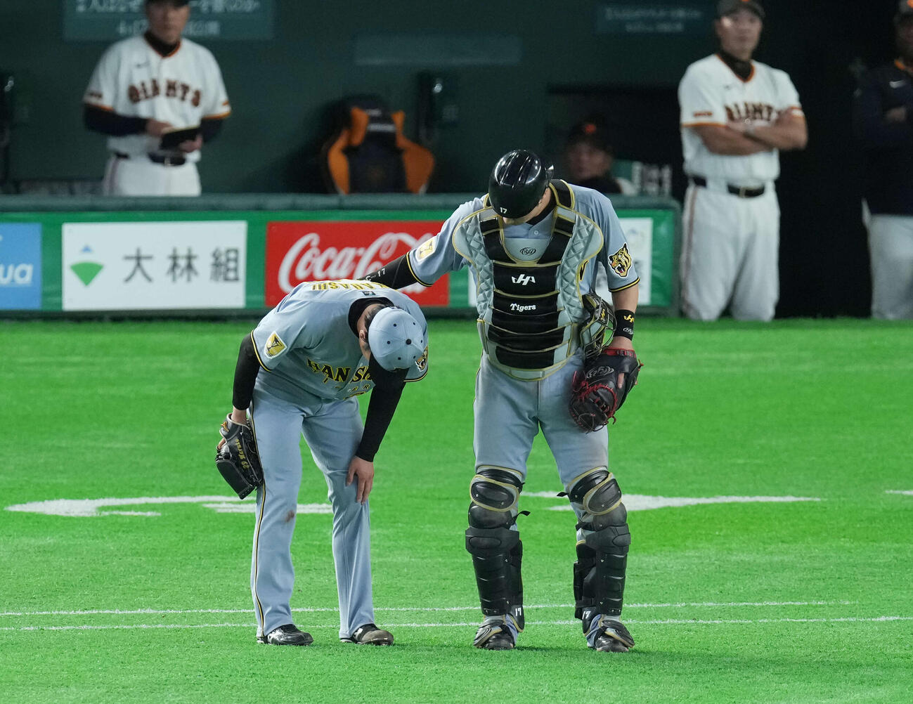 巨人対阪神　8回表、膝を痛がるそぶりを見せる高橋（左）（撮影・増田悦実）