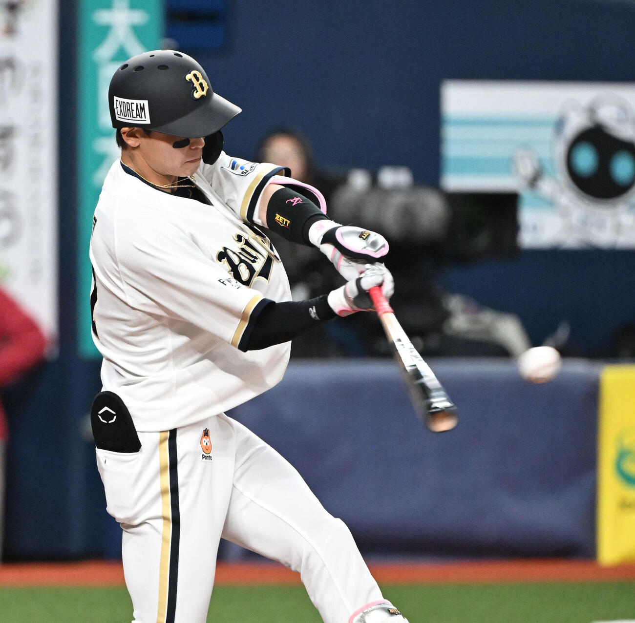 オリックス対楽天　3回裏オリックス2死二塁、左越え2点本塁打を放つ中川（撮影・和賀正仁）
