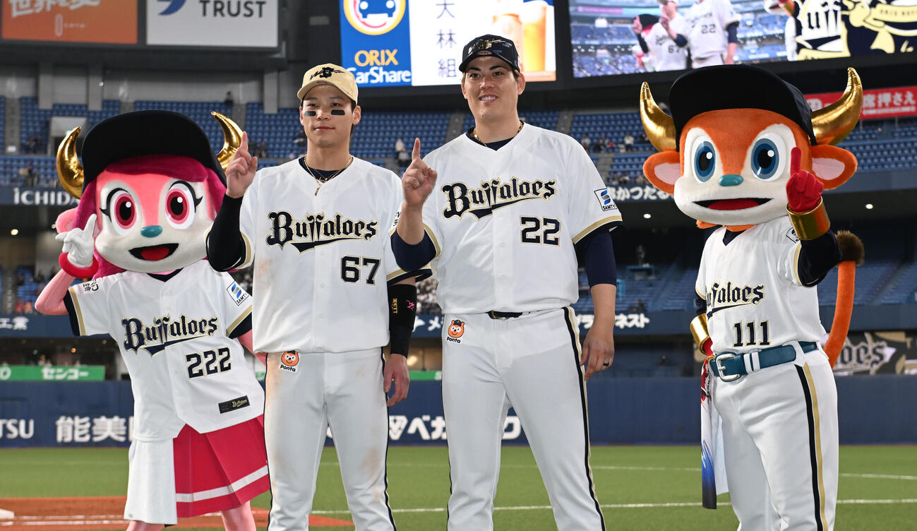 オリックス対楽天　投打のヒーロー中川（左）と九里はポーズを決める（撮影・和賀正仁）