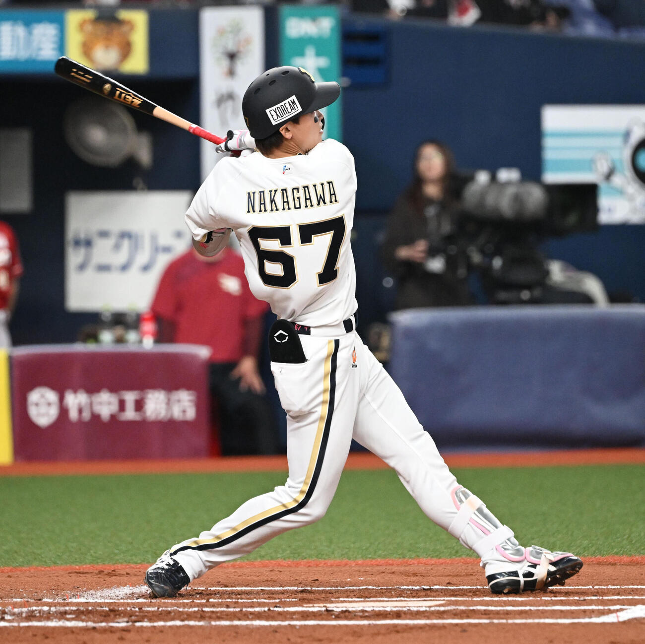 オリックス対楽天　6回裏オリックス無死、左越え二塁打を放つ中川（撮影・和賀正仁）