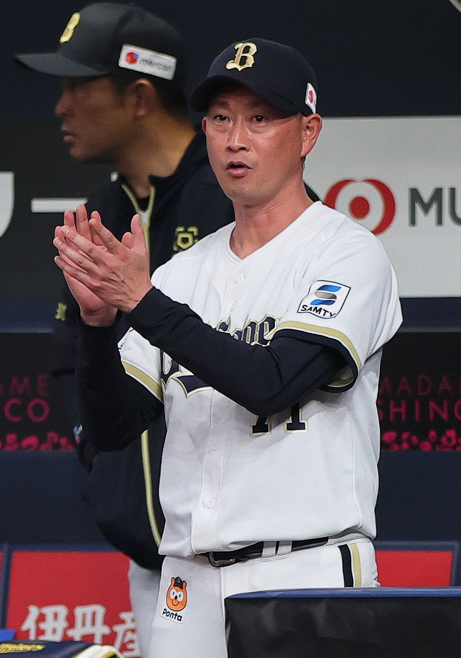 オリックス対楽天　7回裏オリックス1死満塁、岸田監督は中川が右前2点適時打を放ち拍手する（撮影・上山淳一）