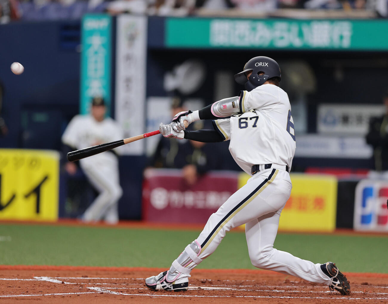 オリックス対楽天　3回裏オリックス2死二塁、左越え2点本塁打を放つ中川（撮影・上山淳一）