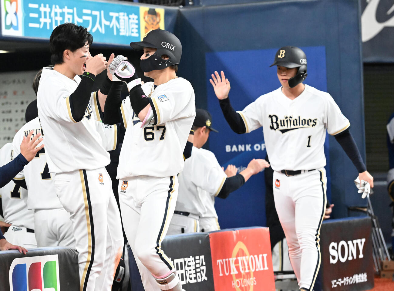 オリックス対楽天　3回裏オリックス2死二塁、左越え2点本塁打を放った中川はベンチ前でナインの祝福を受ける（撮影・和賀正仁）