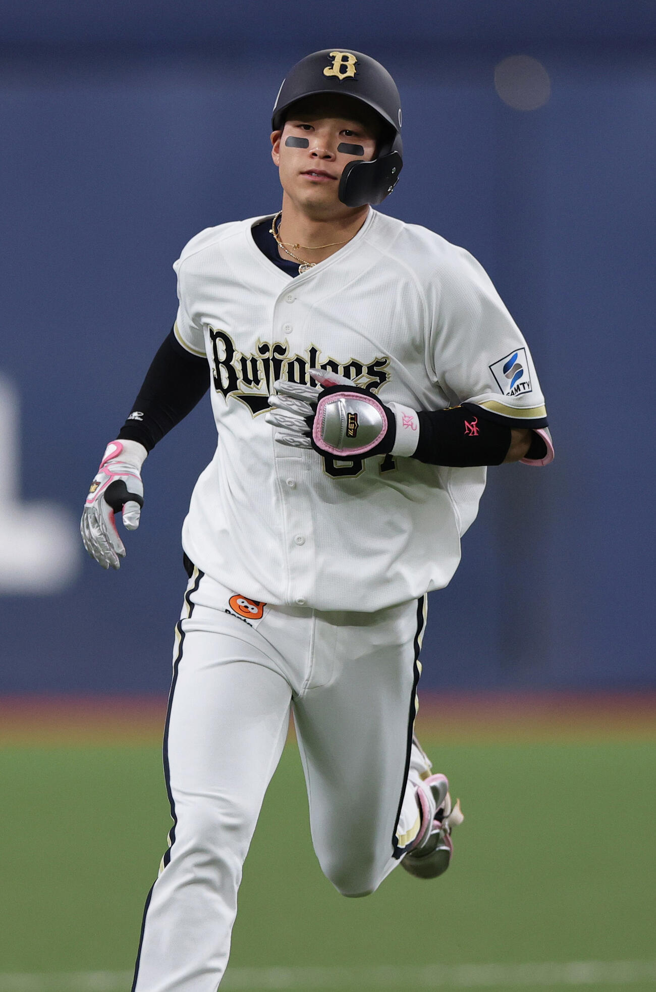 オリックス対楽天　3回裏オリックス2死二塁、中川は左越え2点本塁打を放ちダイヤモンドを1周する（撮影・上山淳一）