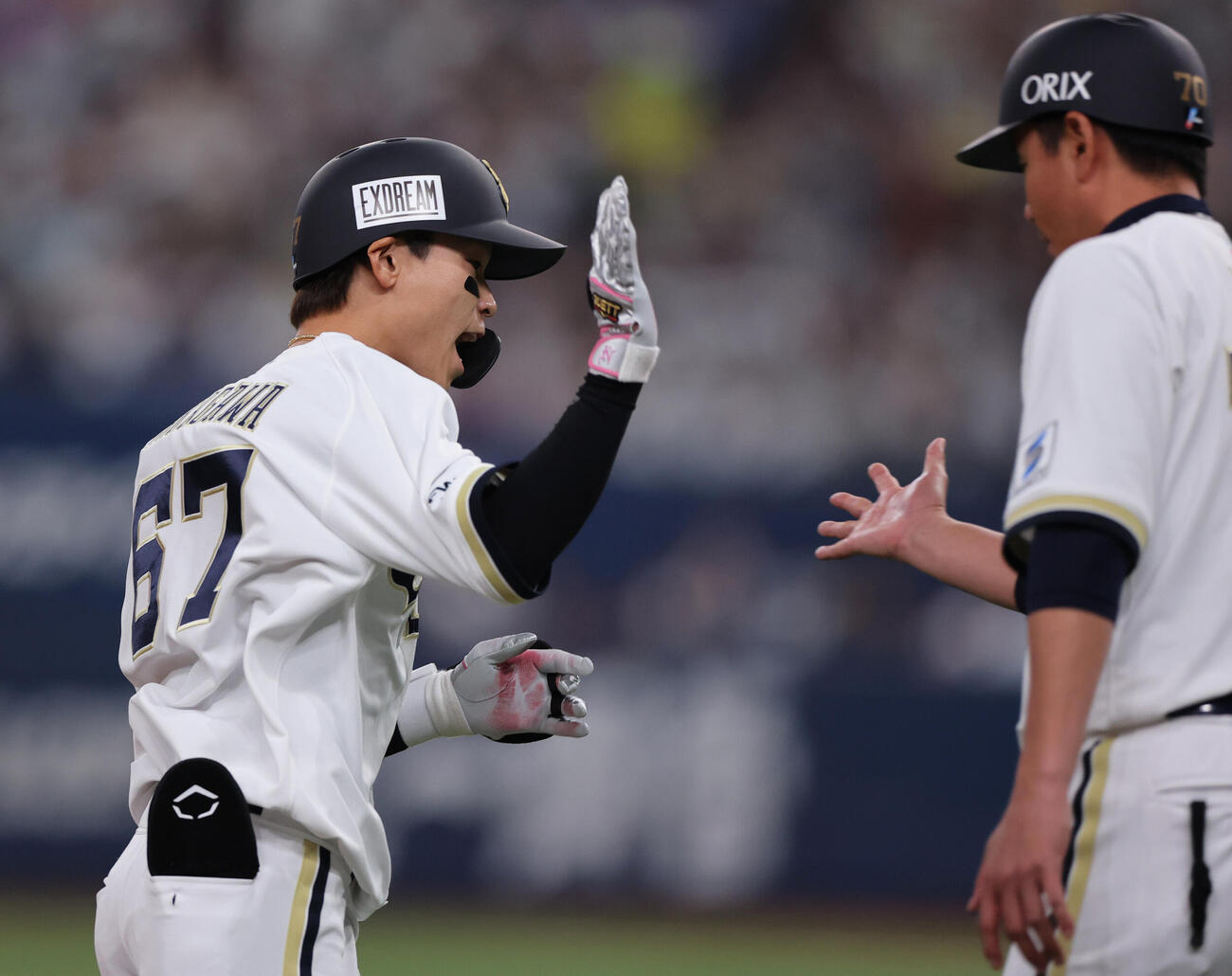 オリックス対楽天　3回裏オリックス2死二塁、中川（左）は左越え2点本塁打を放ち松井外野守備・走塁コーチとタッチをかわす（撮影・上山淳一）