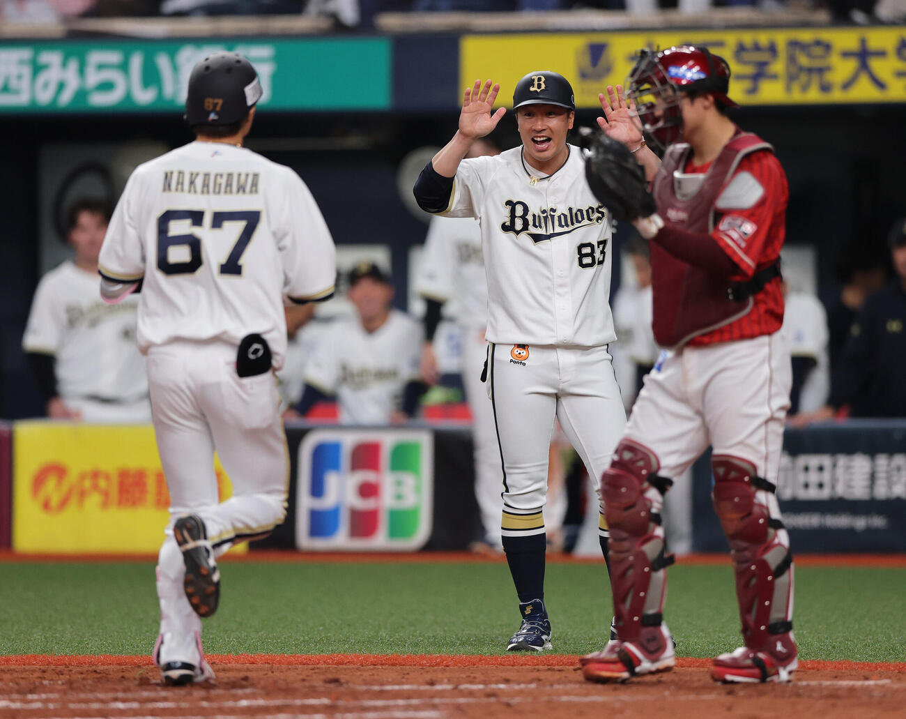 オリックス対楽天　3回裏オリックス2死二塁、左越え2点本塁打を放った中川（手前）を出迎える安達内野守備・走塁コーチ（撮影・上山淳一）