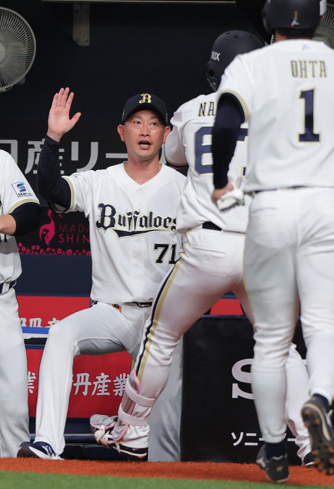 オリックス対楽天　3回裏オリックス2死二塁、左越え2点本塁打を放った中川（手前）を出迎える岸田監督（撮影・上山淳一）