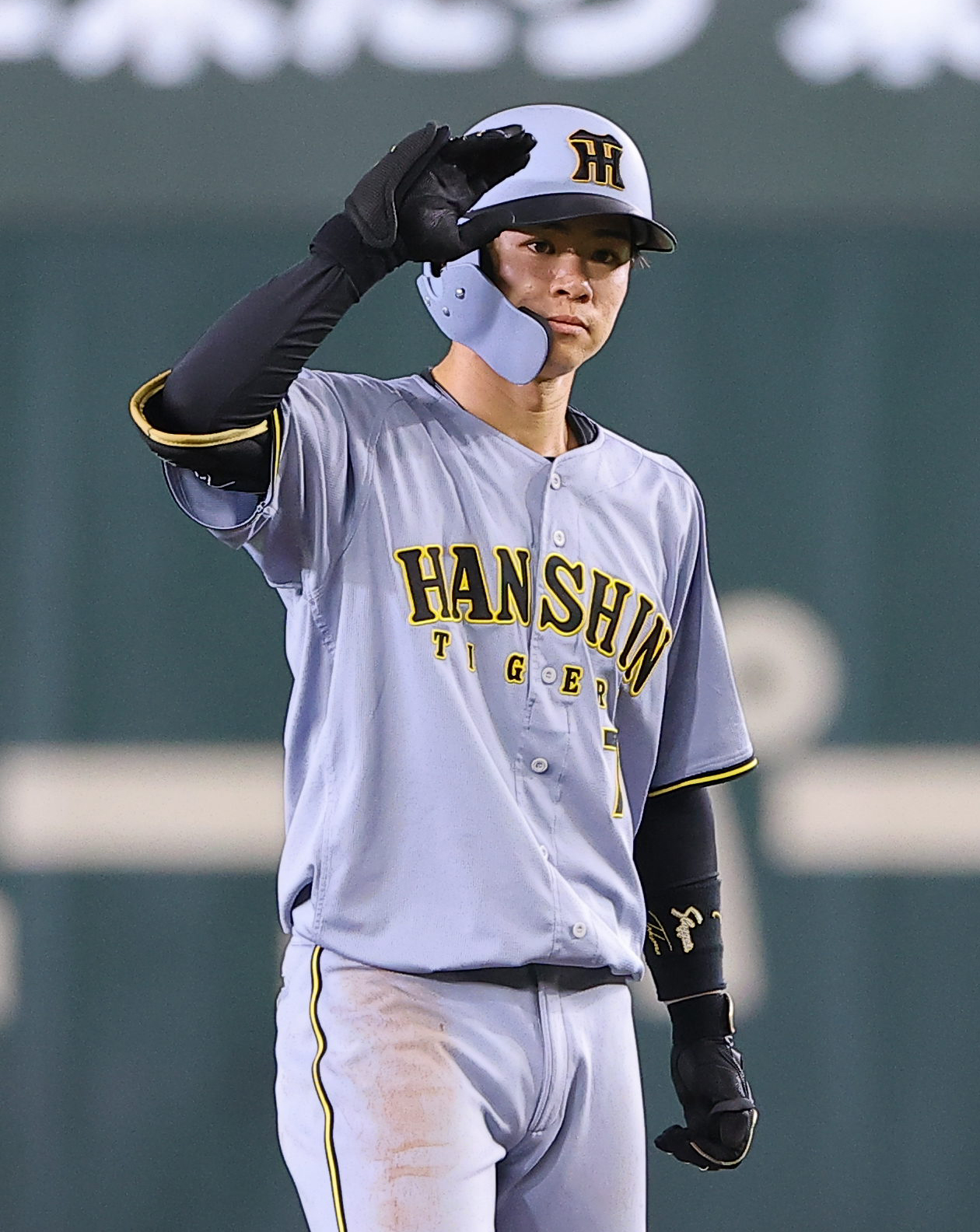巨人対阪神　8回表阪神無死、中野は二塁打を放つ（撮影・上田博志）